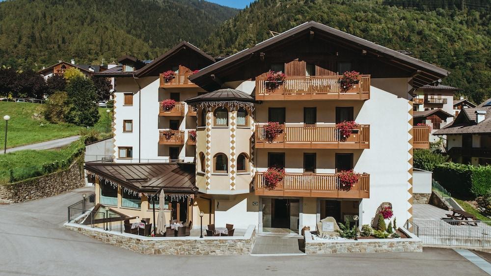 Gaia Residence Hotel Медзана Екстериор снимка